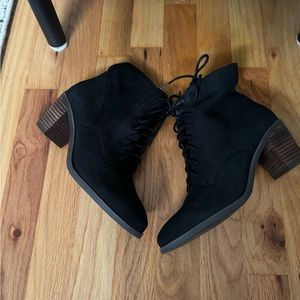 New Lucky Brand Persee black suede block heel lace up booties, 6.5